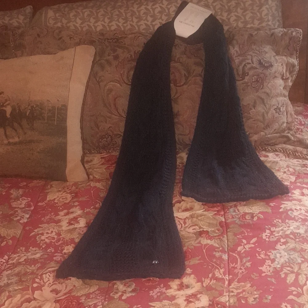 🌺LIZ CLAIBORNE NAVY Scarf